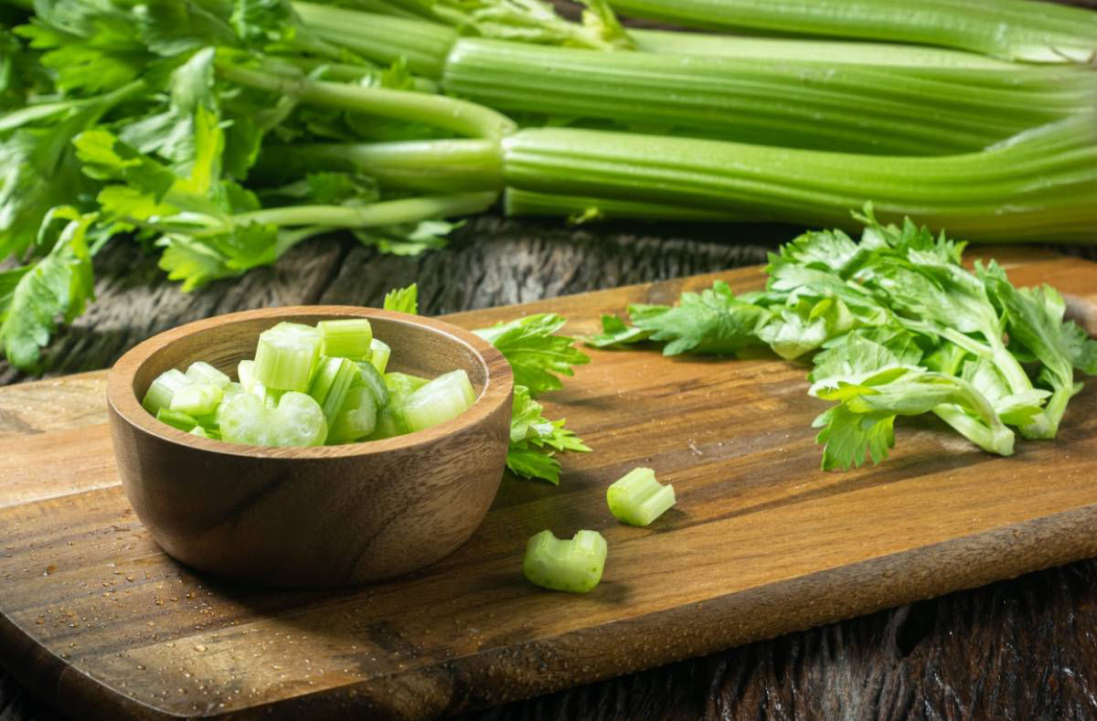 Trong thực đơn 3 tháng đầu thai kỳ, mẹ nên bổ sung rau cần tây để tăng cường sức khỏe.