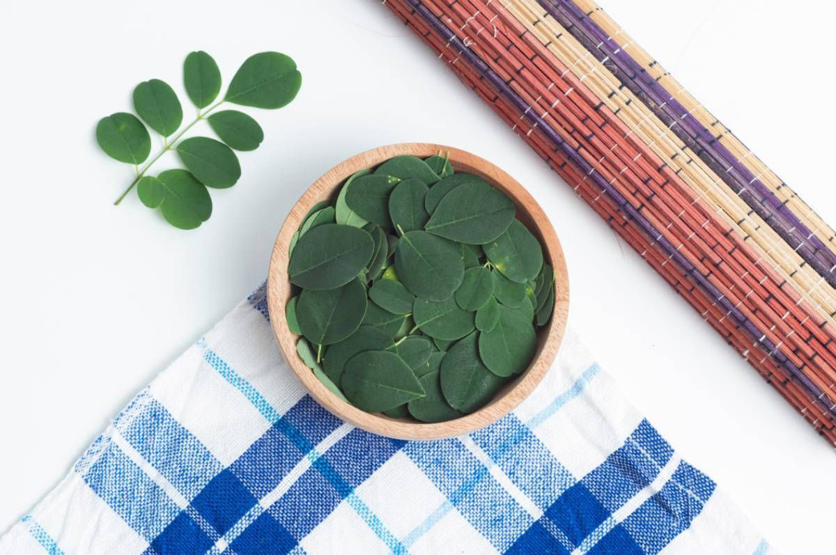 Ở giai đoạn tam cá nguyệt đầu tiên, mẹ nên tránh ăn nhiều rau chùm ngây để đảm bảo sức khỏe thai kỳ.