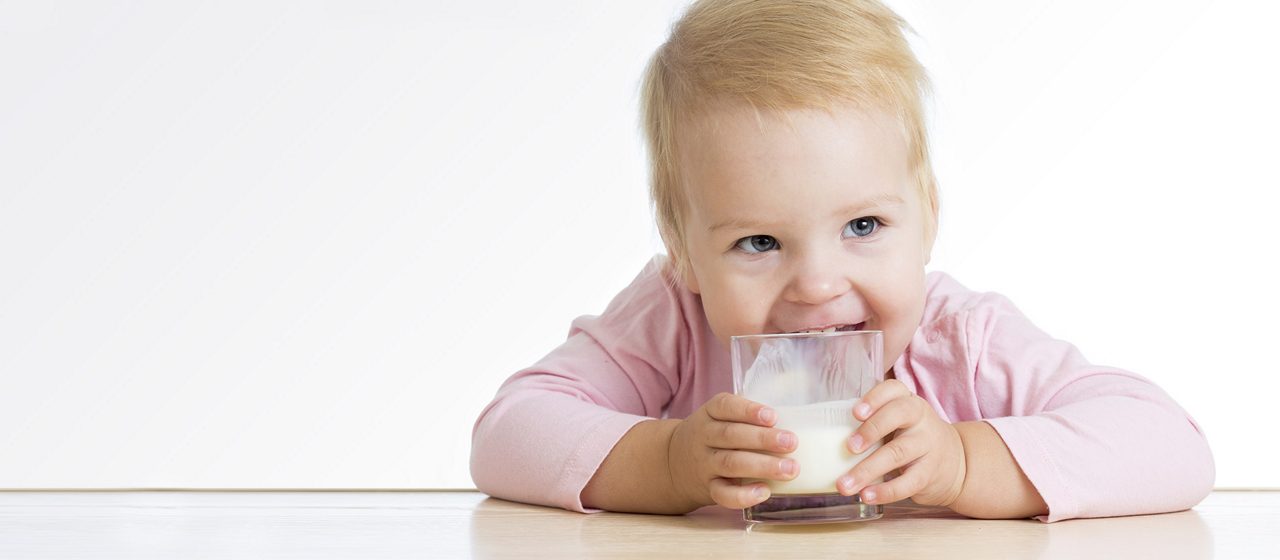 Kleinkind trinkt Milch