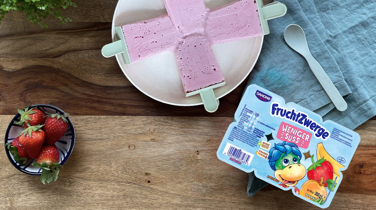 Ein Glace am Stiel darf im Sommer nicht fehlen! So richtig fruchtig wird es mit unserem Rezept und FruchtZwerge Weniger süss. So können die heissesten Tage des Jahres kommen.