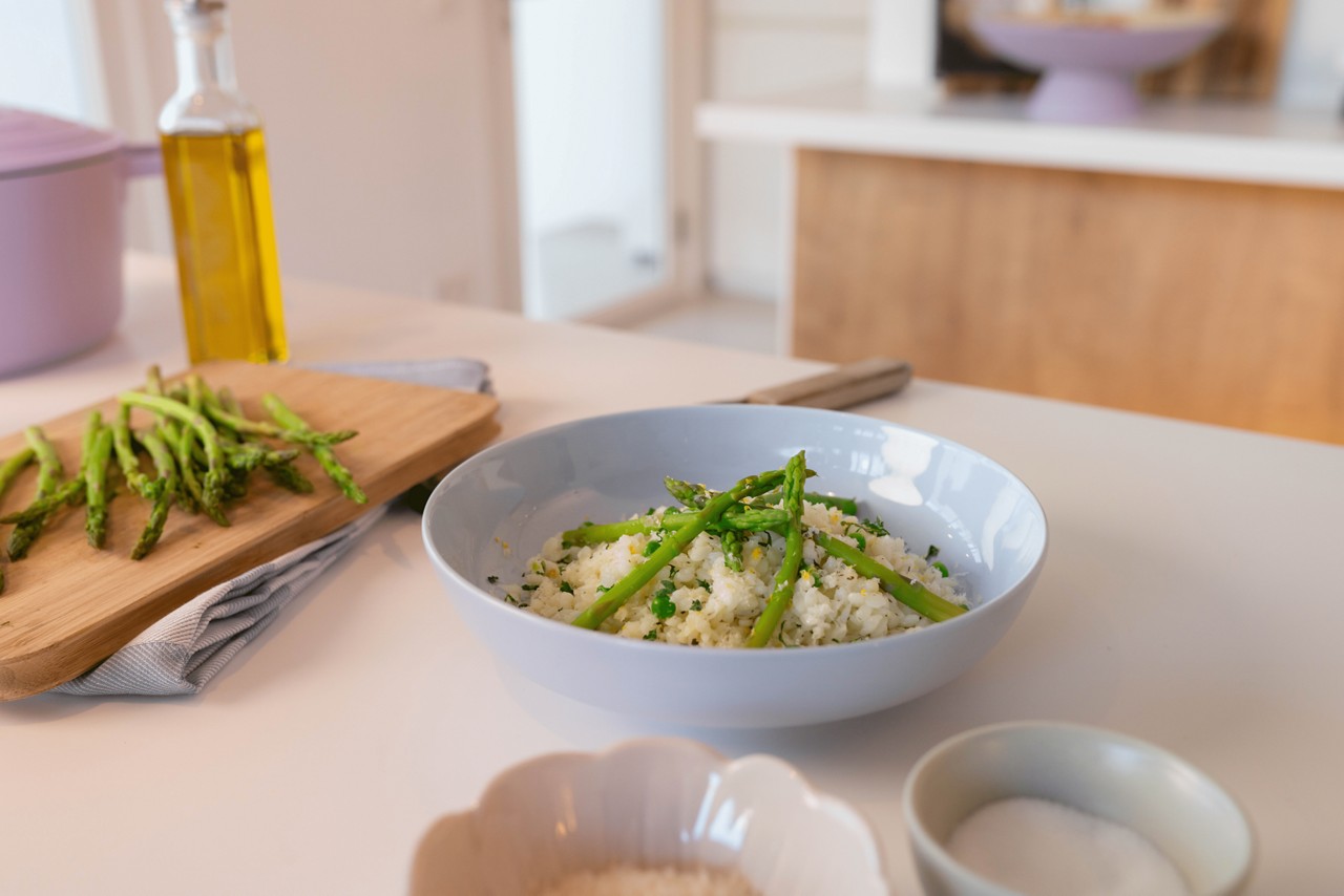 Romig rijstgerecht met groene asperges