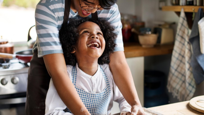 Cuisinez des pâtisseries pauvres en protéines avec votre enfant