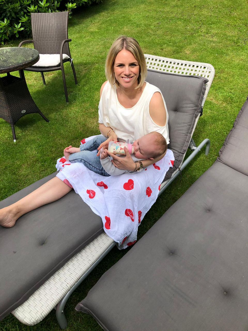 Sandra Kuhn gibt Baby Fläschchen 