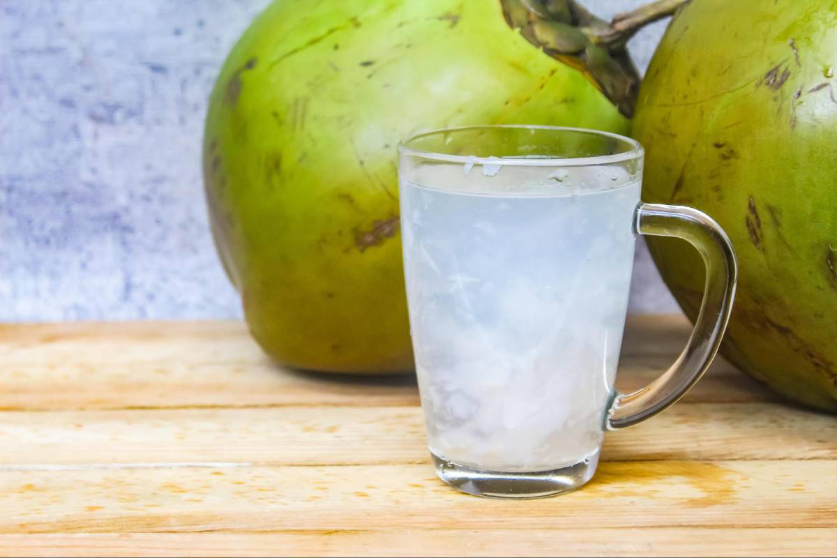 Mẹ sau sinh mổ uống nước dừa được, nhưng phải đợi khi cơ thể ổn định.