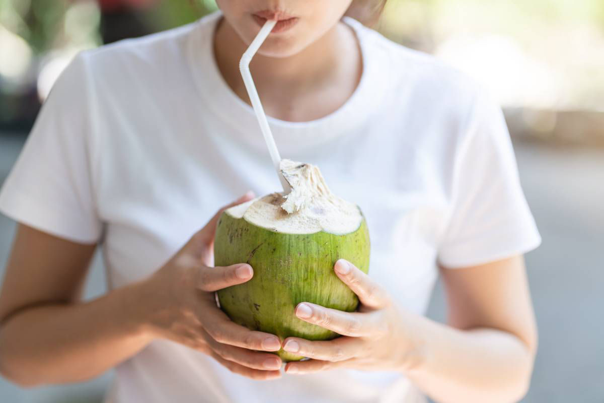 Uống nước dừa giúp mẹ kích thích tuyến sữa hoạt động để sữa mẹ về đều.