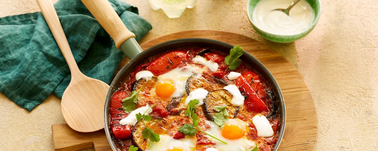 Shakshuka λαχανικών που περίσσεψαν με γιαούρτι ACTIVIA
