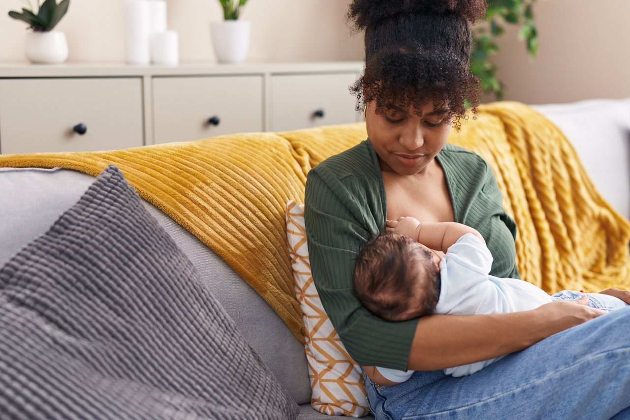 Constipation du bébé allaité : causes et solutions