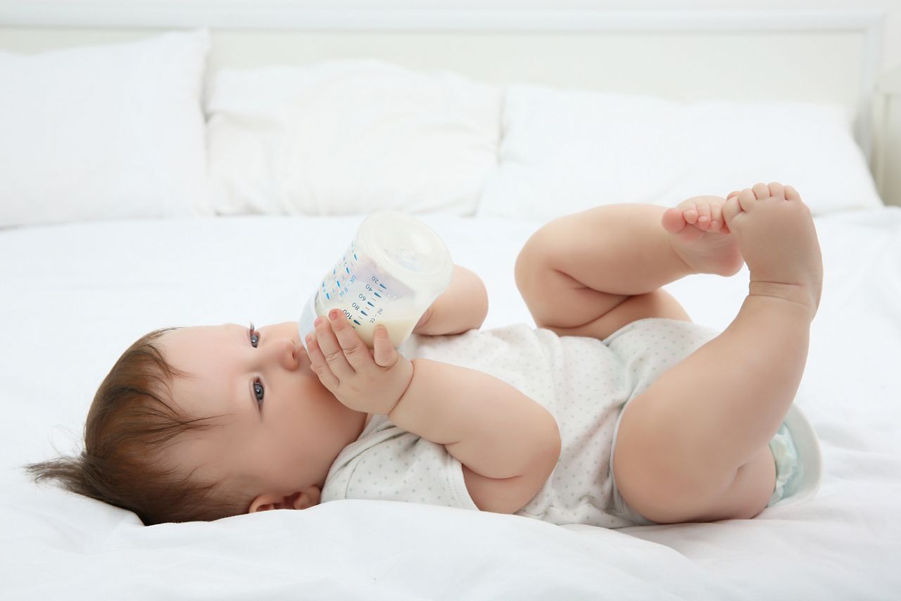 Cute baby with bottle on bed; Shutterstock ID 534144481; purchase_order: DNC Thumbnails; job: Infographics; client: ; other: 