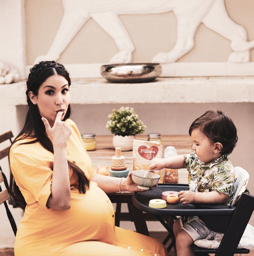 Schwangere Sila Sahin füttert Kleinkind