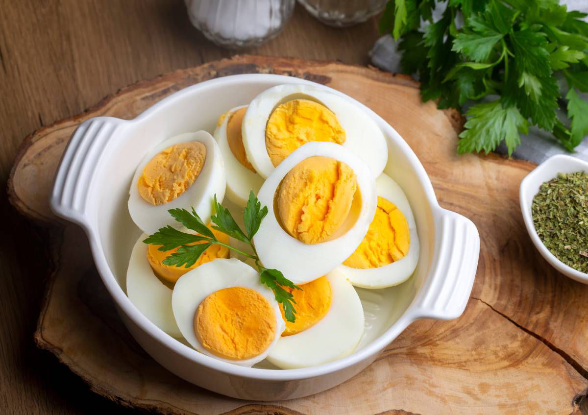 Mẹ cần chế biến trứng chín kỹ để đảm bảo an toàn cho sức khỏe.