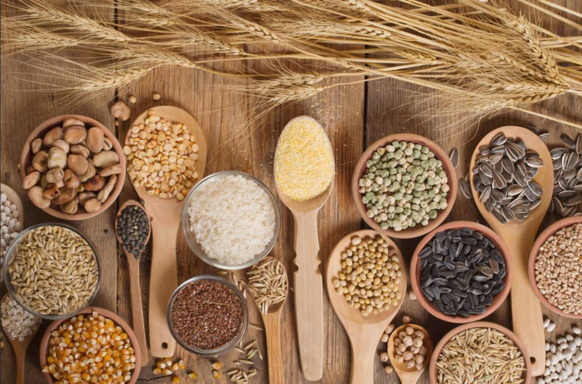 Ngũ cốc nguyên hạt chứa nhiều tinh bột, vitamin và khoáng chất là thực phẩm mẹ nên bổ sung để cải thiện sức khỏe tốt hơn.