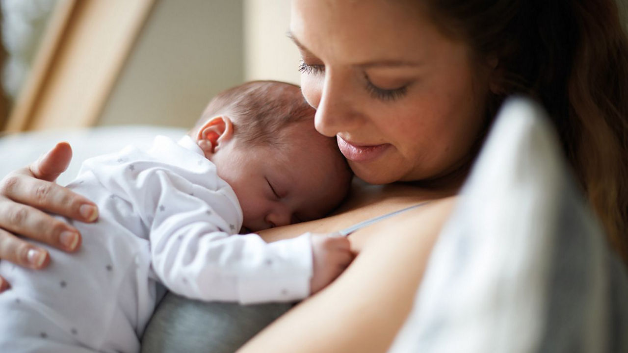 Bebé de 2 meses durmiendo en el pecho de su madre, simbolizando el crecimiento, el vínculo afectivo y el cuidado del bebé, contenido de Nutricia Club (Crecimiento bebé 2 meses)