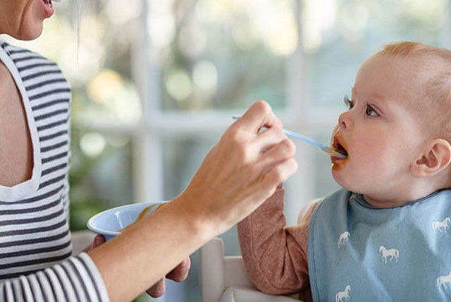 alimentando al bebé con una cuchara