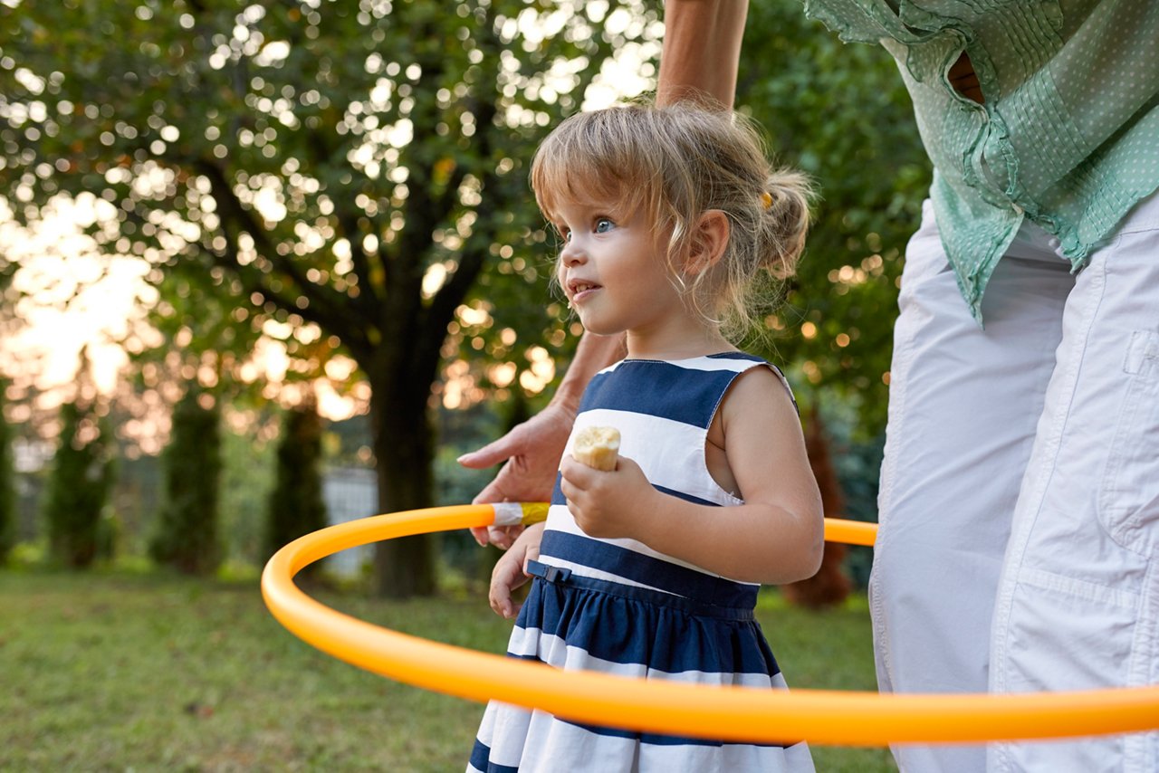 Mädchen mit Hola-hoop-Reifen