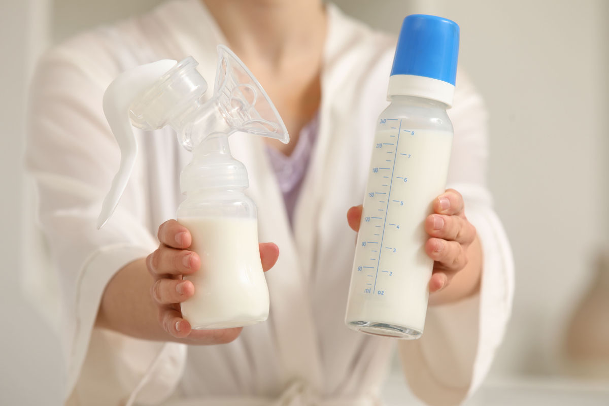 Màu sắc sữa mẹ như thế nào là bình thường, bất thường?