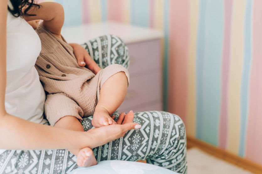 Sữa mẹ loãng và trong có đủ chất cho bé không?