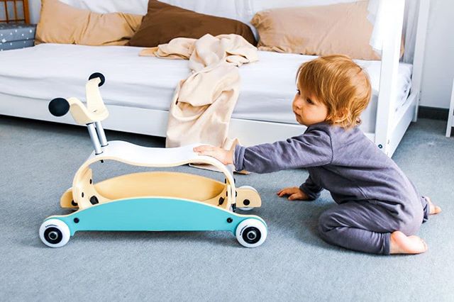 Kleinkind mit Kinderfahrzeug