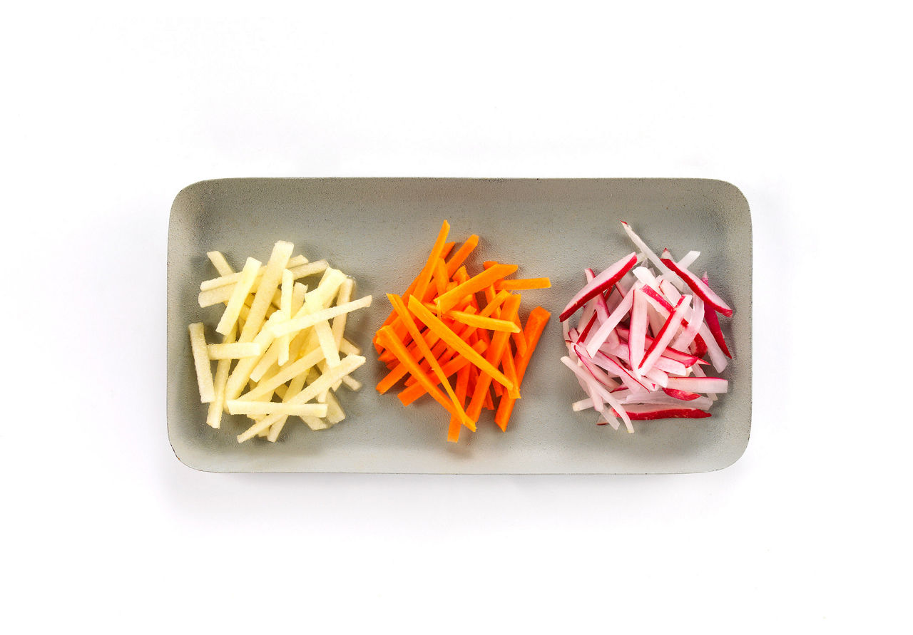 Lanieres de legumes colorees dans une assiette