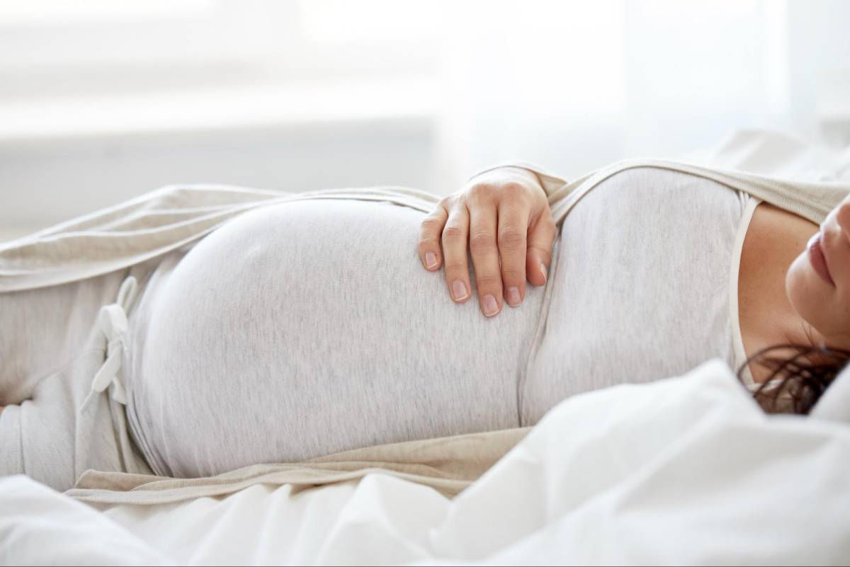 Phụ nữ mang thai 36 tuần nên ngủ nghiêng để dễ vào giấc hơn và không ảnh hưởng tới thai nhi.