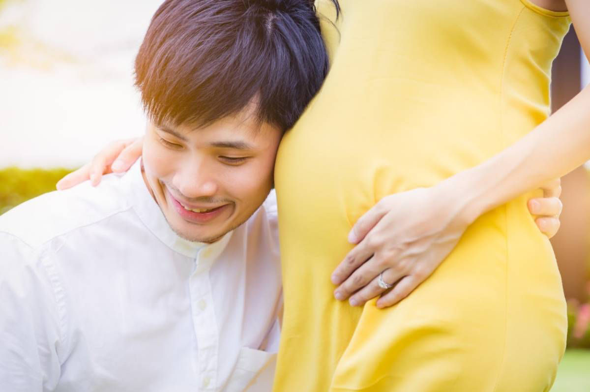 Mẹ cảm nhận nhịp nấc của thai nhi trong bụng mẹ ở tuần 27