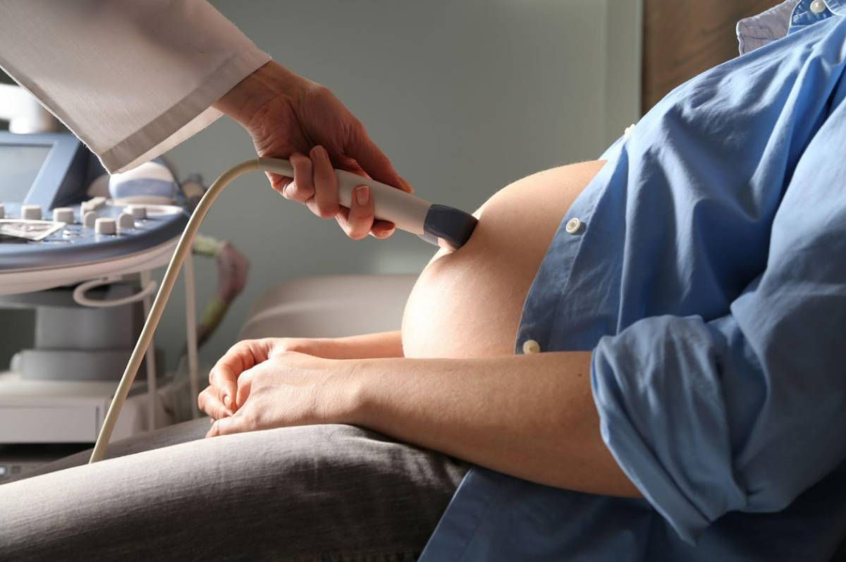 Mẹ bầu 27 tuần khám thai định kỳ theo chỉ định từ bác sĩ