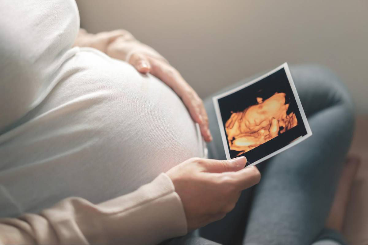 Thai nhi 35 tuần đã hoàn thiện cơ quan và quay đầu xuống khung chậu.