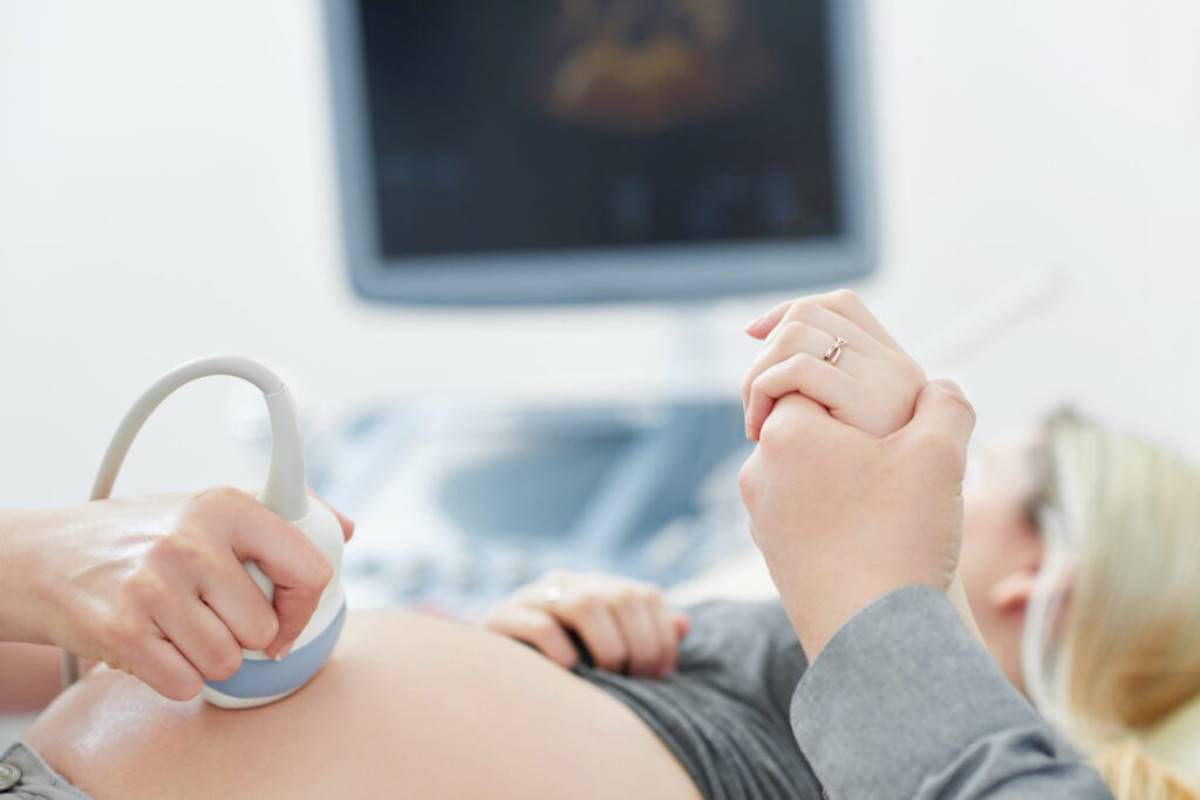 Mẹ hãy đi khám thai mỗi 2 tuần 1 lần để bác sĩ theo dõi sự phát triển thai nhi và nhận biết dấu hiệu chuyển dạ sớm (nếu có).