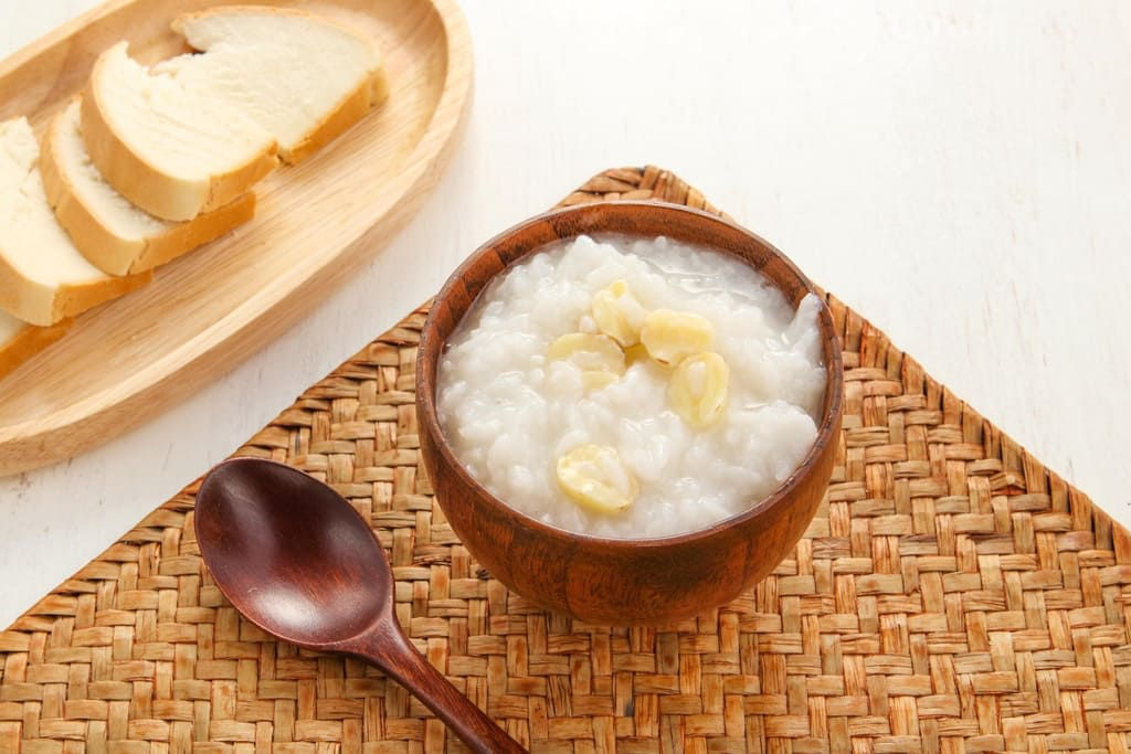 Thực đơn cho bé 11 tháng nên có cháo, bột đặc để trẻ tập nhai
