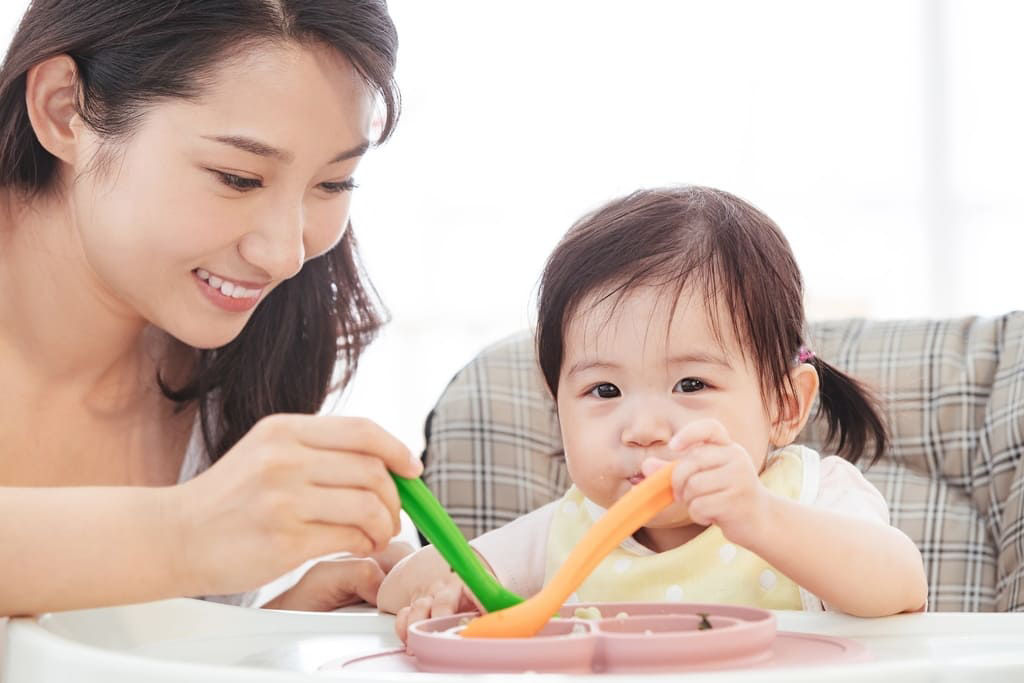 Không có thời điểm tập ăn cơm nát cố định cho tất cả trẻ.