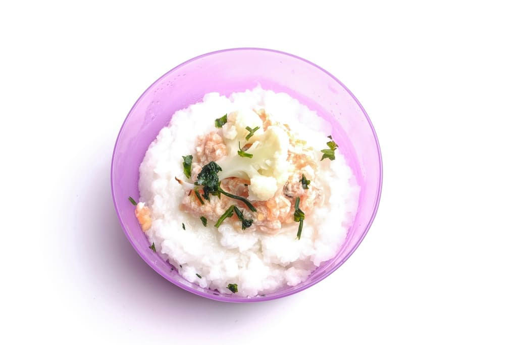 Cơm nát là cơm nhão được nấu với nhiều nước và đặc hơn cháo.