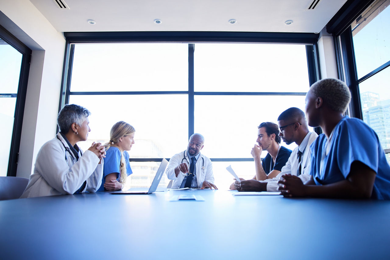 time-medico-conversando-em-mesa-redonda.