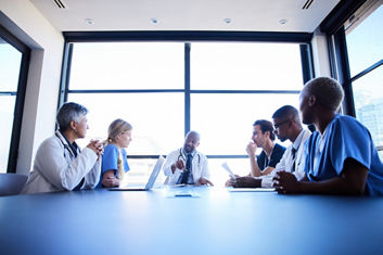 time-medico-conversando-em-mesa-redonda.