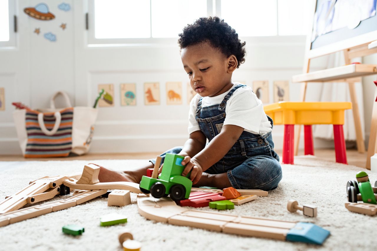 Toddler se alimentando sozinho