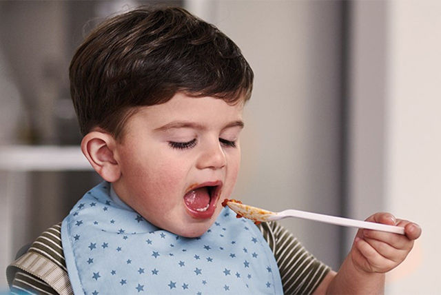 mališan jede kašikom 1