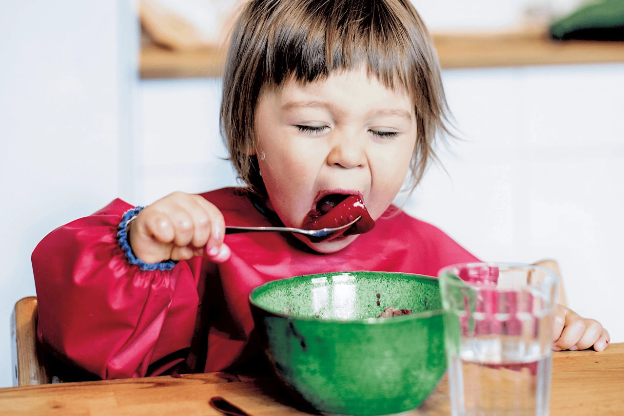 Toddler eating cereal