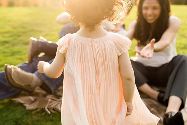 niño pequeño de espaldas al sol