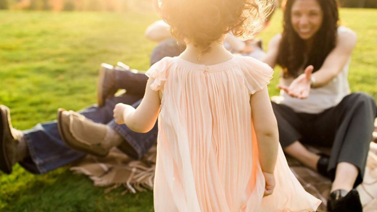 Niña pequeño jugando en el parque