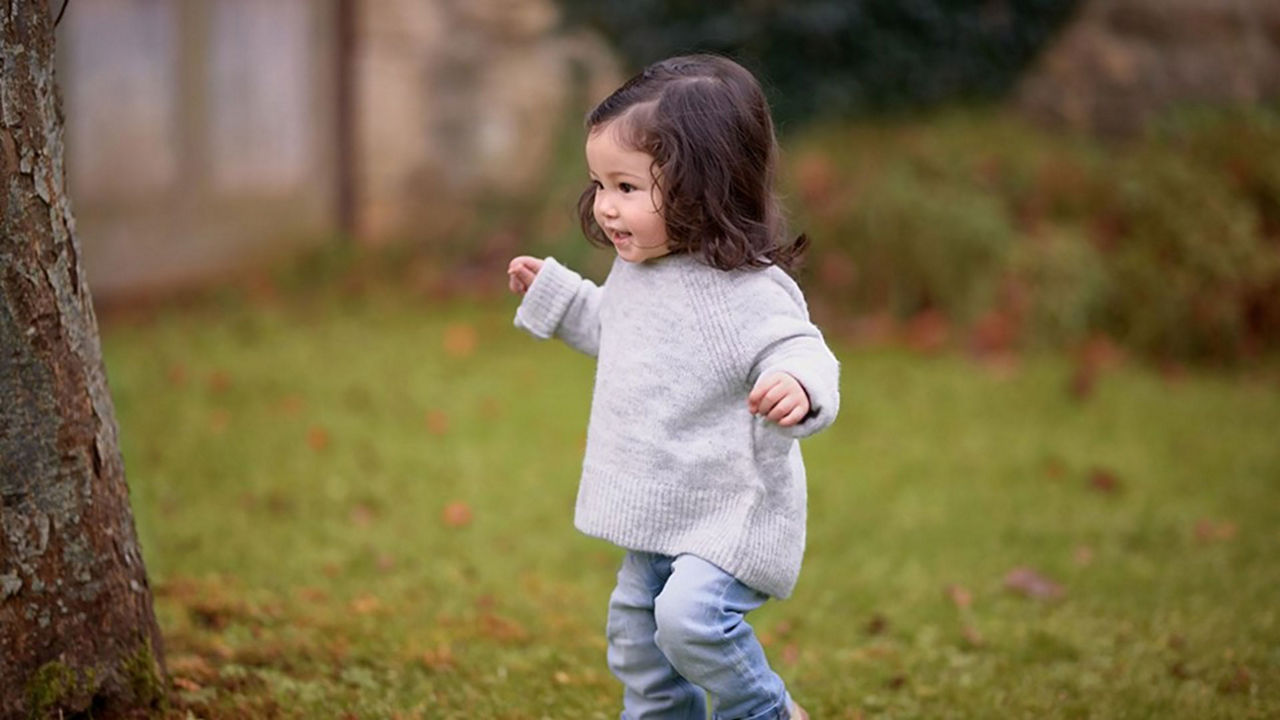 Niña jugando felizmente en un parque