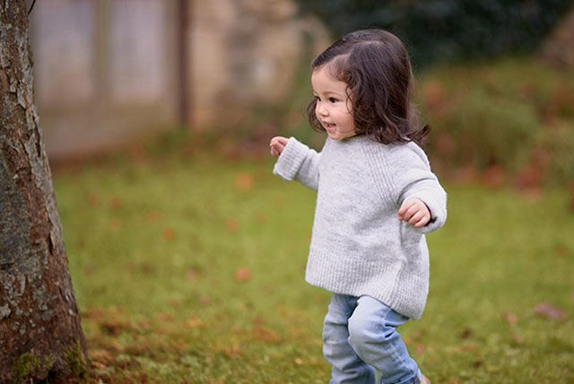 niña pequeña caminando en el bosque