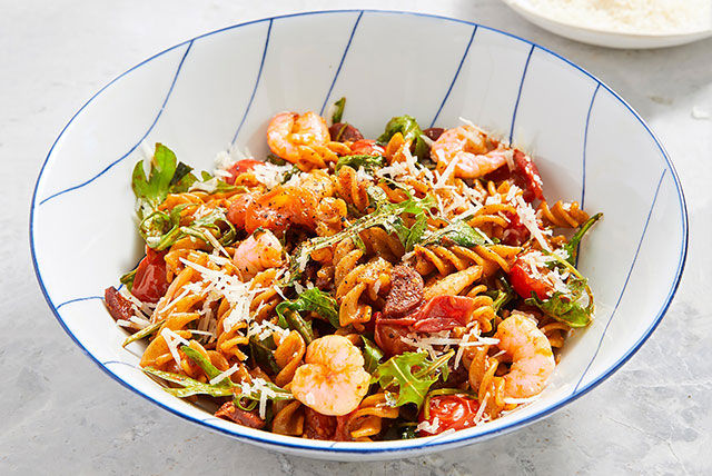 fusilli con chorizo y camarones