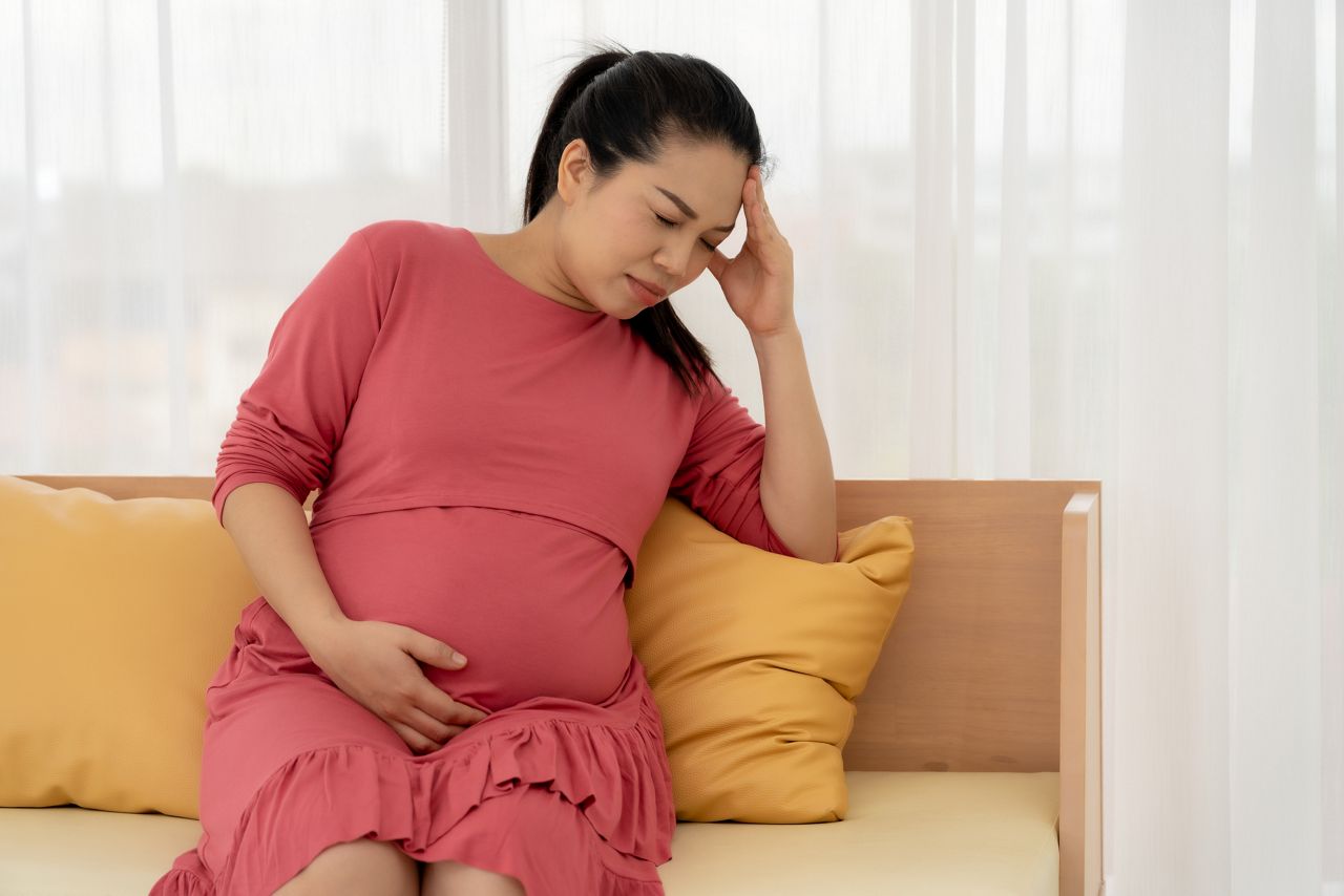 Mulher gravida sente dor de cabeca