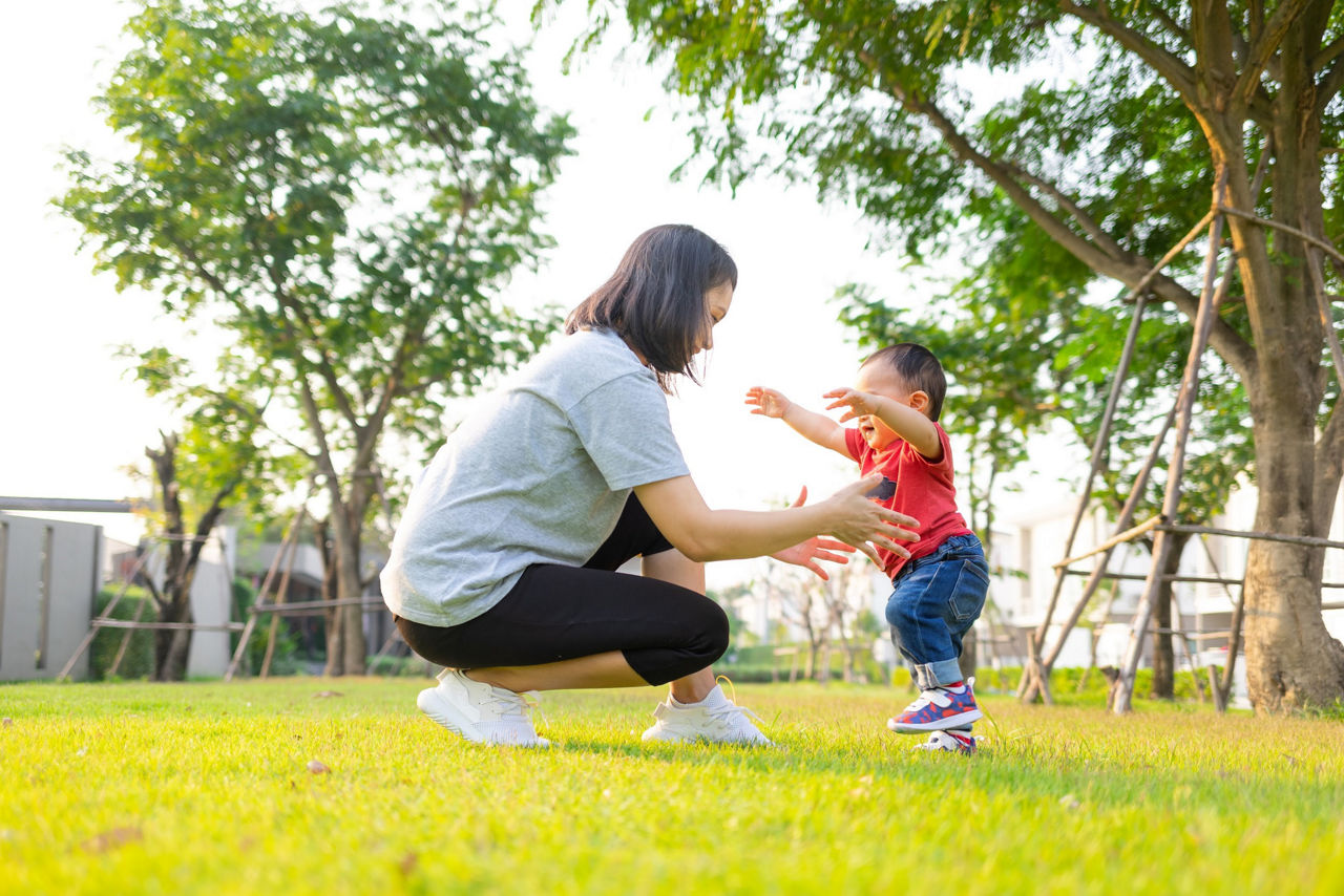 Trẻ 1 tuổi biết làm gì? Cách nuôi dạy trẻ khỏe mạnh khôn lớn
