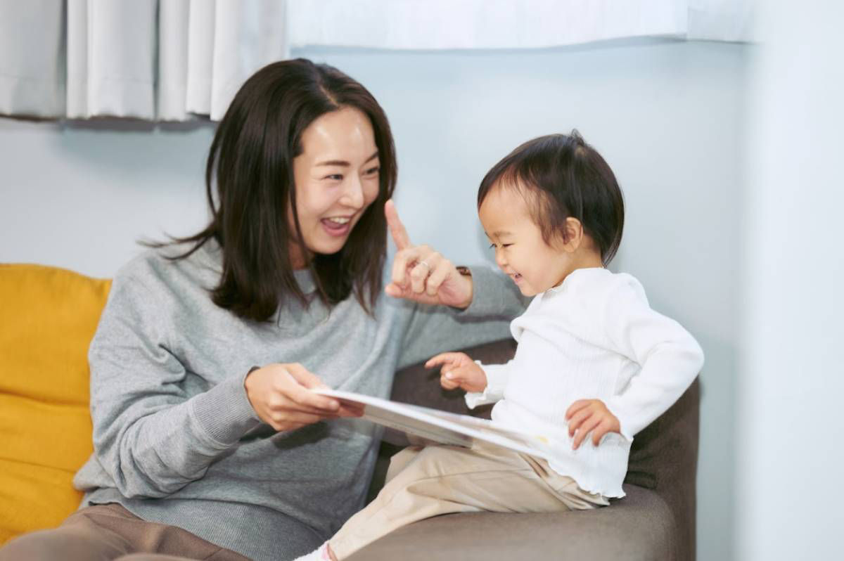 Cách hỗ trợ trẻ 16 tháng chưa biết nói là trò chuyện nhiều với con