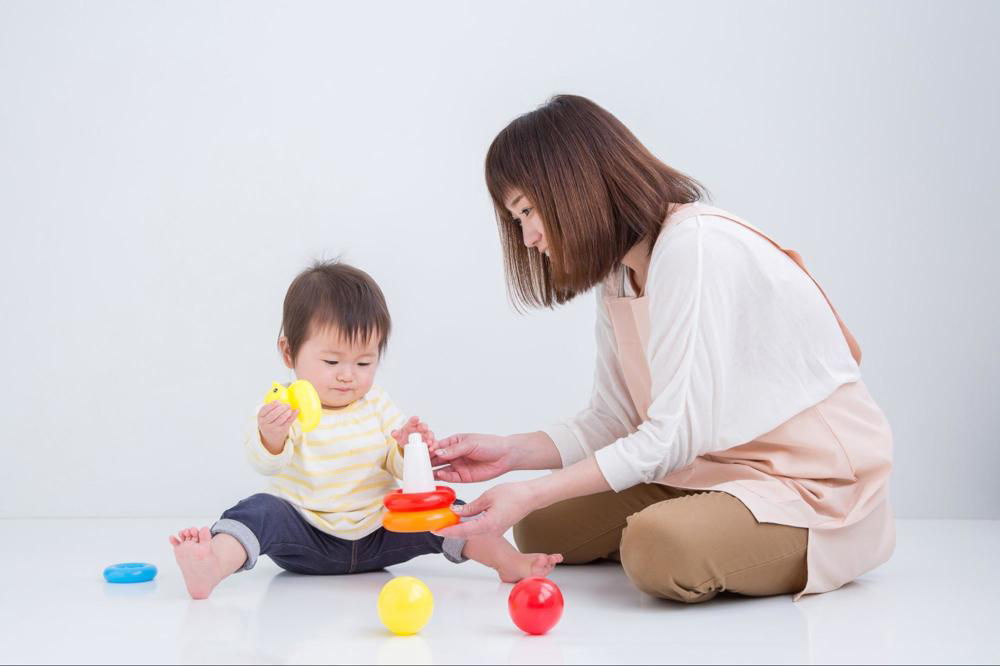 Khuyến khích trẻ 15 tháng chơi trò chơi