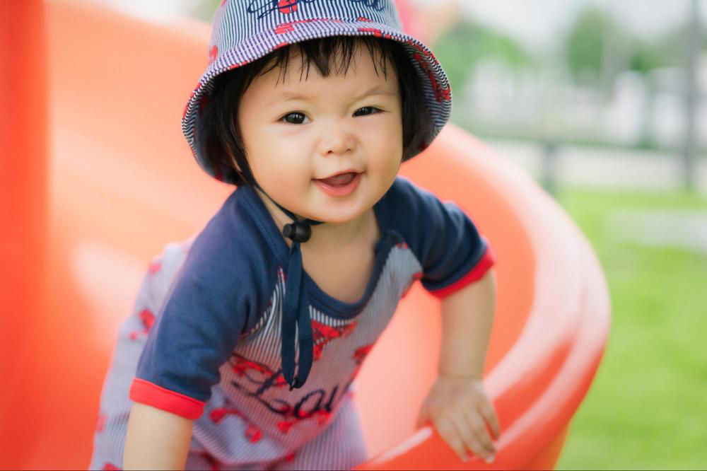 Bé 15 tháng biết làm gì