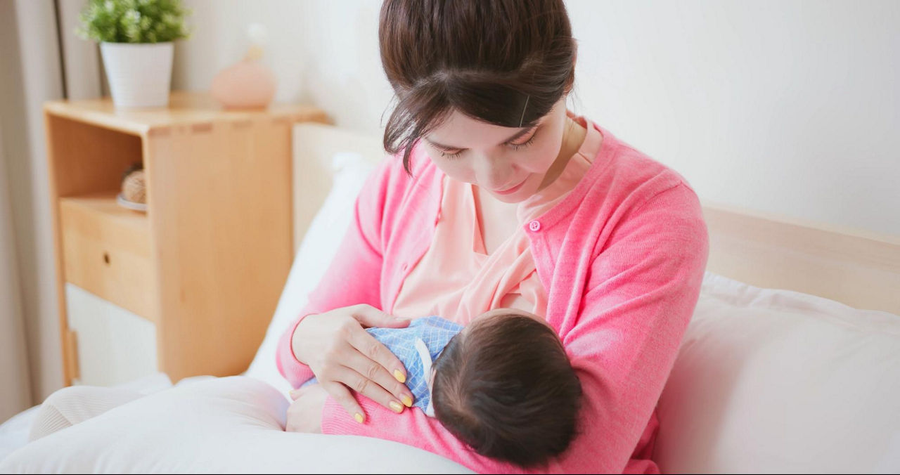 Bé 2 tháng tuổi biết làm gì