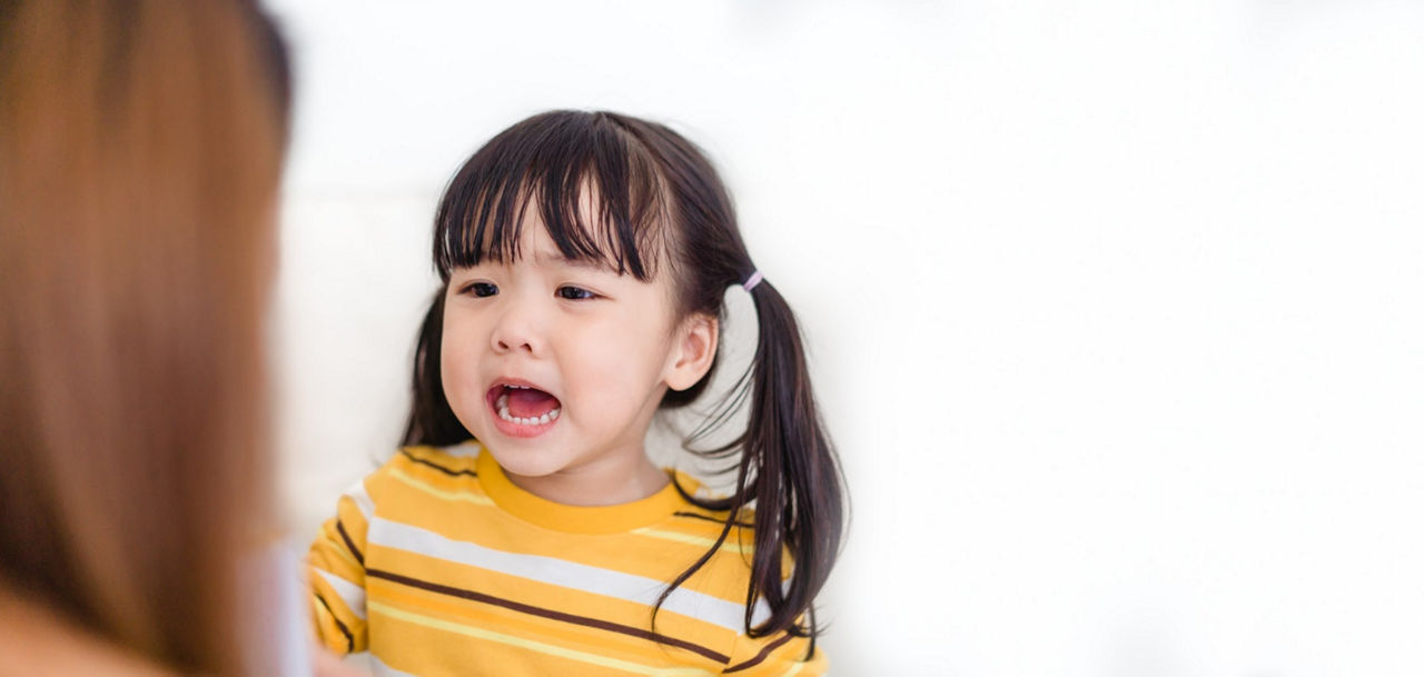 Trẻ 2 tuổi quấy khóc không rõ nguyên nhân do khủng hoảng tuổi lên 2