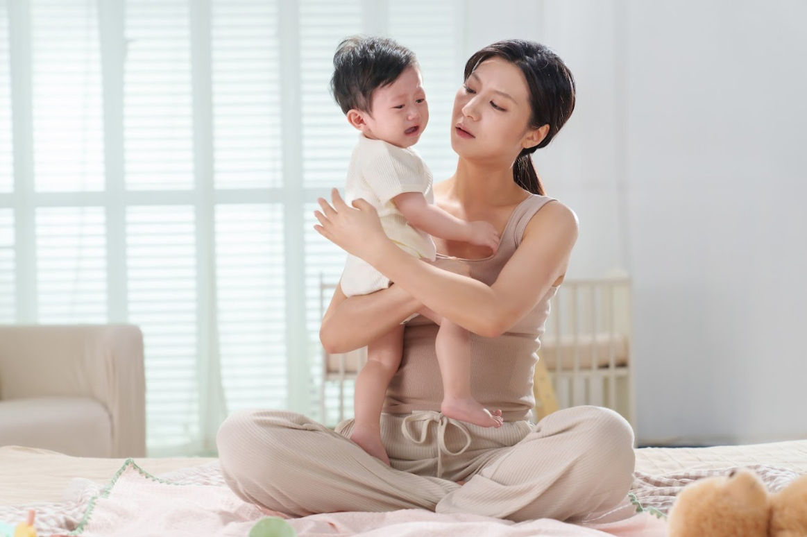 Trẻ 2 tuổi quấy khóc không rõ nguyên nhân cần được ôm ấp để xoa dịu cảm xúc