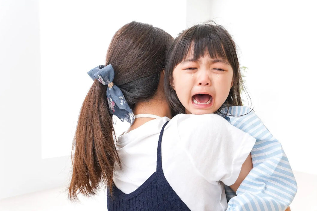 Trẻ 3 tuổi ngủ giật mình khóc thét do thay đổi thói quen, môi trường sống