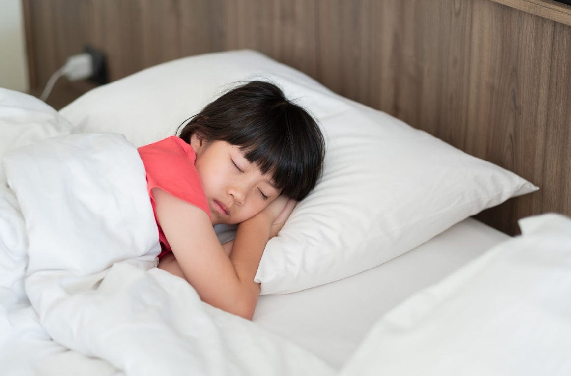 Hoạt động thư giãn trước giờ ngủ góp phần cải thiện vấn đề trẻ 3 tuổi ngủ giật mình khóc thét